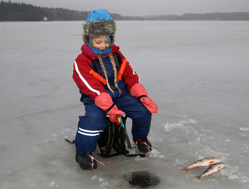 Isfiske med tusentals barn