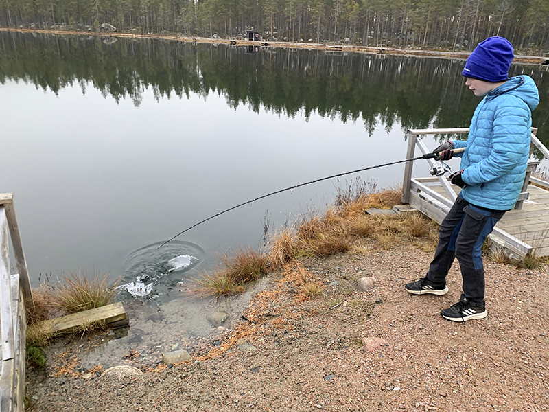 Höstlovsfiske med rödingar, gäddor och glada miner