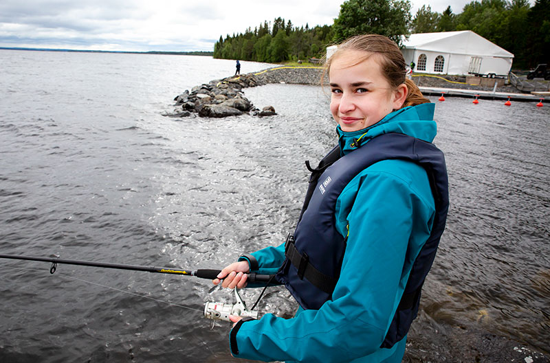 Sommarlovsfiske med tappra barn i alla väder