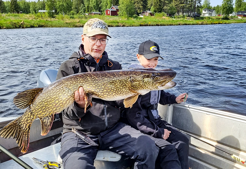 Drömfiske och dramatik på Sportfiskarnas läger – spana in bjässen!