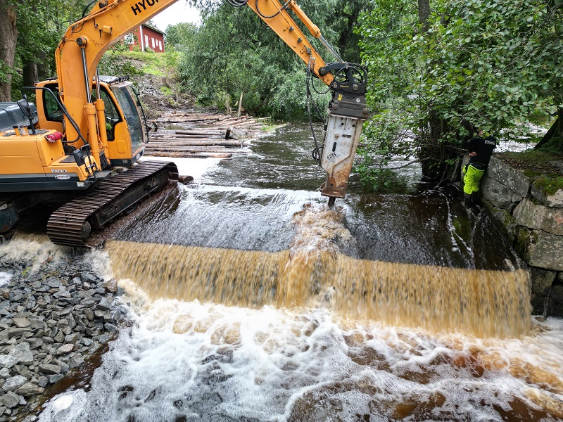 Nu åtgärdas vandringshindret Åkesta kvarn i Svartån