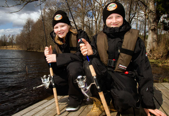 Tiotusentals barn lånar fiskeutrustning gratis